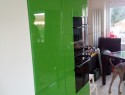 lakovaná MDF - zelený + bílý lesk, zadní stěna sklo